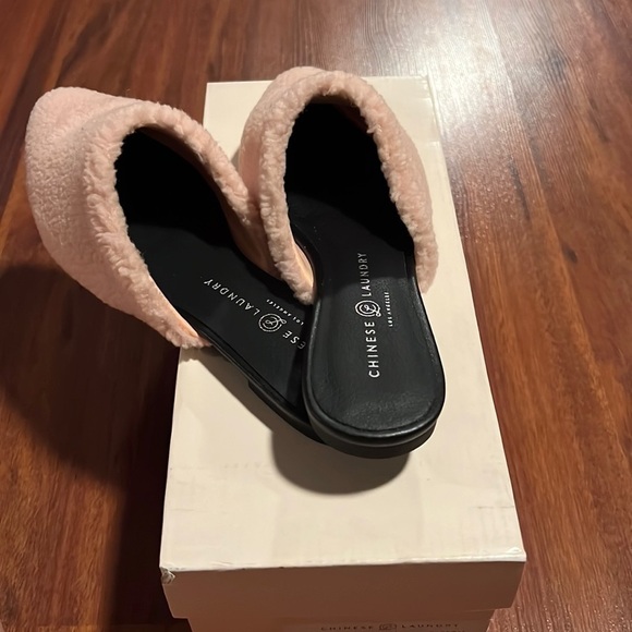 Pink Fluffy slip on sandals hard bottom, indoor/outdoor size 7.5 - Picture 4 of 6